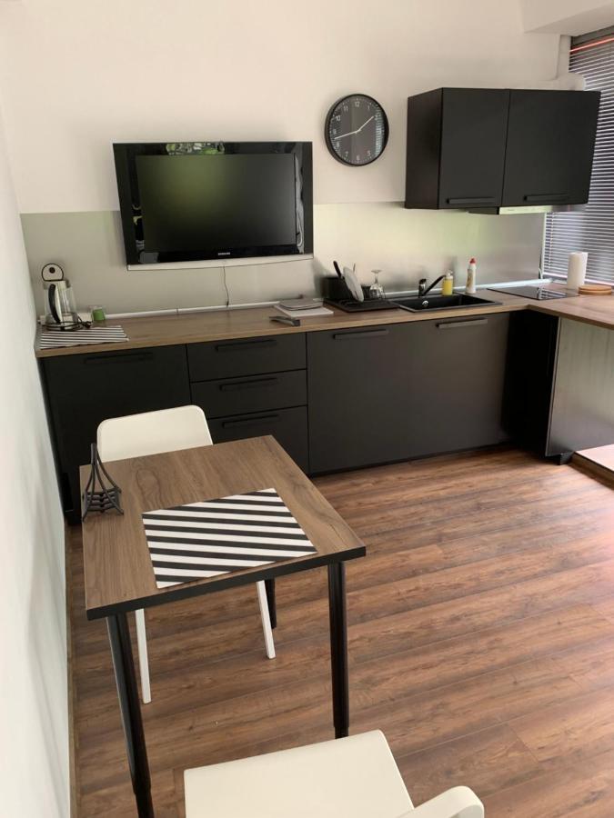 Lilia 3 Self-Check In Apartment With Hot Water Despite Prevention In The Neighborhood, Food And Drink Shop Open Until 10 Pm And Free Parking Area Next Ot 24 Hours Food And Drink Shop And Free Parking Area Szófia Kültér fotó